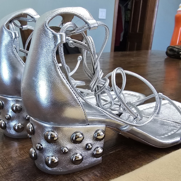 Michael Kors Unique Strappy Silver Studded Leather Heels Sz 7 New W/ Box & Dusty - Picture 1 of 4